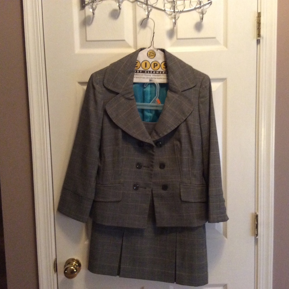 Designer: Nine West, Grey Pinstripe Skirtsuit, Size 6